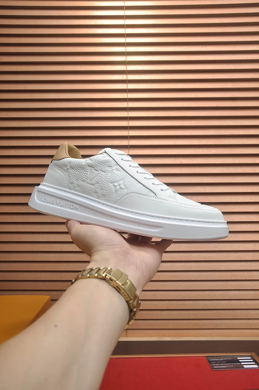 Men's men's shoes 💰640💶Original development, quality shipping, welcome to compare - LV sneaker series sports shoes introduce the loose silhouette of the ready-to-wear series into the spring and summer men's wear shows and make an eye-catching appearance. The cow leather upper is combined with rough fabric laces, and colorful beading highlights the brand's classic elements. LV letters mark the tongue and Monogram floral outsole. Mixed materials Made of top-grain cowhide, thick shoelace design, large Monogram print on the side, mesh lining and cotton feet, the comfort is as extreme as ever, premium heritage, quality first, worth owning! Size: Men’s 38-45 (45 is custom-made and cannot be returned or exchanged)